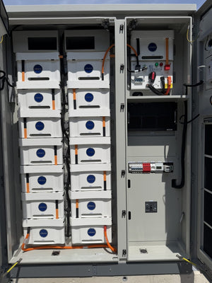Innenansicht: gestapelte LiFePO4-Batteriemodule im Lenercom Gewerbespeicher