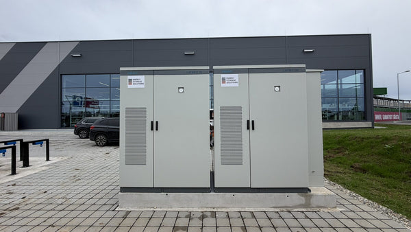 Zwei Lenercom Gewerbespeicher LC-C1-100-215 im Parallelbetrieb vor einer Gewerbehalle