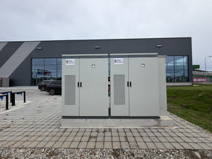 Zwei Lenercom LC-C1-100-215 im Parallelbetrieb vor einer Gewerbehalle