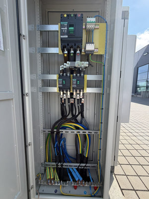Schaltschrankaufbau im Lenercom Gewerbespeicher