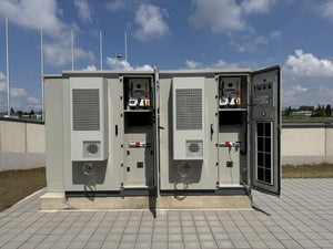 Lenercom Gewerbespeicher mit geoeffneten Tueren: Batteriemodule und Leistungselektronik